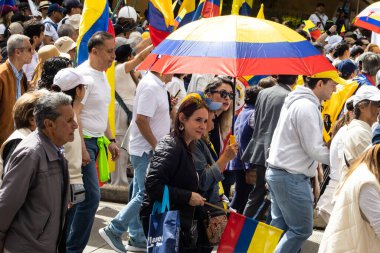 Bogota, Kolombiya - 15 Haziran 2025. Bogota 'daki Sessizlik Yürüyüşü, suikast girişiminde bulunan başkan adayı Miguel Uribe Turbay' ın iyileşmesi için dua ediyor..