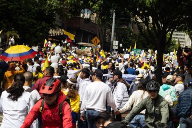 Bogota, Kolombiya - 15 Haziran 2025. Bogota 'daki Sessizlik Yürüyüşü, suikast girişiminde bulunan başkan adayı Miguel Uribe Turbay' ın iyileşmesi için dua ediyor..