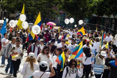 Bogota, Kolombiya - 15 Haziran 2025. Bogota 'daki Sessizlik Yürüyüşü, suikast girişiminde bulunan başkan adayı Miguel Uribe Turbay' ın iyileşmesi için dua ediyor..