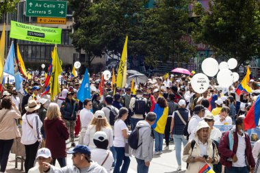 Bogota, Kolombiya - 15 Haziran 2025. Bogota 'daki Sessizlik Yürüyüşü, suikast girişiminde bulunan başkan adayı Miguel Uribe Turbay' ın iyileşmesi için dua ediyor..