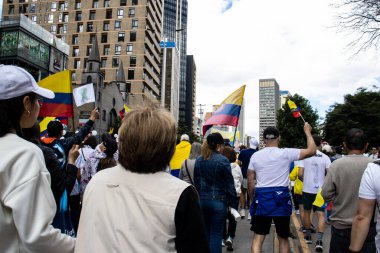 Bogota, Kolombiya - 15 Haziran 2025. Bogota 'daki Sessizlik Yürüyüşü, suikast girişiminde bulunan başkan adayı Miguel Uribe Turbay' ın iyileşmesi için dua ediyor..
