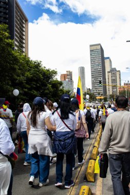 Bogota, Kolombiya - 15 Haziran 2025. Bogota 'daki Sessizlik Yürüyüşü, suikast girişiminde bulunan başkan adayı Miguel Uribe Turbay' ın iyileşmesi için dua ediyor..