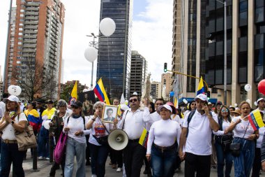 Bogota, Kolombiya - 15 Haziran 2025. Bogota 'daki Sessizlik Yürüyüşü, suikast girişiminde bulunan başkan adayı Miguel Uribe Turbay' ın iyileşmesi için dua ediyor..