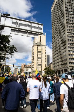 Bogota, Kolombiya - 15 Haziran 2025. Bogota 'daki Sessizlik Yürüyüşü, suikast girişiminde bulunan başkan adayı Miguel Uribe Turbay' ın iyileşmesi için dua ediyor..
