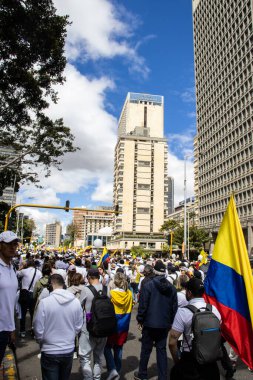 Bogota, Kolombiya - 15 Haziran 2025. Bogota 'daki Sessizlik Yürüyüşü, suikast girişiminde bulunan başkan adayı Miguel Uribe Turbay' ın iyileşmesi için dua ediyor..