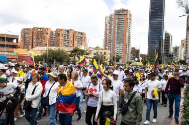 Bogota, Kolombiya - 15 Haziran 2025. Bogota 'daki Sessizlik Yürüyüşü, suikast girişiminde bulunan başkan adayı Miguel Uribe Turbay' ın iyileşmesi için dua ediyor..