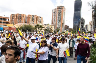 Bogota, Kolombiya - 15 Haziran 2025. Bogota 'daki Sessizlik Yürüyüşü, suikast girişiminde bulunan başkan adayı Miguel Uribe Turbay' ın iyileşmesi için dua ediyor..