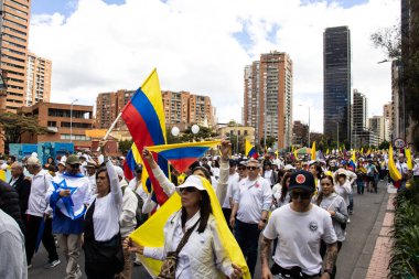 Bogota, Kolombiya - 15 Haziran 2025. Bogota 'daki Sessizlik Yürüyüşü, suikast girişiminde bulunan başkan adayı Miguel Uribe Turbay' ın iyileşmesi için dua ediyor..