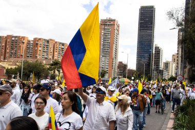 Bogota, Kolombiya - 15 Haziran 2025. Bogota 'daki Sessizlik Yürüyüşü, suikast girişiminde bulunan başkan adayı Miguel Uribe Turbay' ın iyileşmesi için dua ediyor..