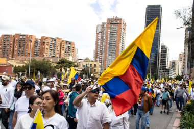 Bogota, Kolombiya - 15 Haziran 2025. Bogota 'daki Sessizlik Yürüyüşü, suikast girişiminde bulunan başkan adayı Miguel Uribe Turbay' ın iyileşmesi için dua ediyor..