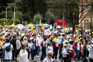Bogota, Kolombiya - 15 Haziran 2025. Bogota 'daki Sessizlik Yürüyüşü, suikast girişiminde bulunan başkan adayı Miguel Uribe Turbay' ın iyileşmesi için dua ediyor..