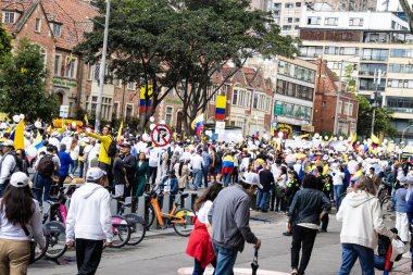 Bogota, Kolombiya - 15 Haziran 2025. Bogota 'daki Sessizlik Yürüyüşü, suikast girişiminde bulunan başkan adayı Miguel Uribe Turbay' ın iyileşmesi için dua ediyor..