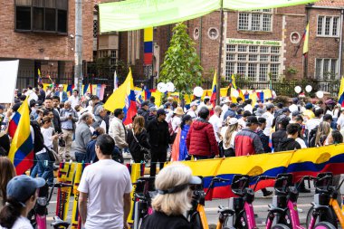 Bogota, Kolombiya - 15 Haziran 2025. Bogota 'daki Sessizlik Yürüyüşü, suikast girişiminde bulunan başkan adayı Miguel Uribe Turbay' ın iyileşmesi için dua ediyor..