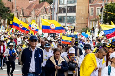 Bogota, Kolombiya - 15 Haziran 2025. Bogota 'daki Sessizlik Yürüyüşü, suikast girişiminde bulunan başkan adayı Miguel Uribe Turbay' ın iyileşmesi için dua ediyor..