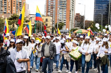 Bogota, Kolombiya - 15 Haziran 2025. Bogota 'daki Sessizlik Yürüyüşü, suikast girişiminde bulunan başkan adayı Miguel Uribe Turbay' ın iyileşmesi için dua ediyor..