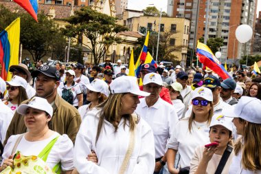 Bogota, Kolombiya - 15 Haziran 2025. Bogota 'daki Sessizlik Yürüyüşü, suikast girişiminde bulunan başkan adayı Miguel Uribe Turbay' ın iyileşmesi için dua ediyor..
