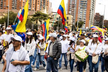 Bogota, Kolombiya - 15 Haziran 2025. Bogota 'daki Sessizlik Yürüyüşü, suikast girişiminde bulunan başkan adayı Miguel Uribe Turbay' ın iyileşmesi için dua ediyor..
