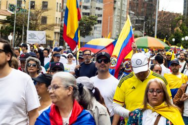 Bogota, Kolombiya - 15 Haziran 2025. Bogota 'daki Sessizlik Yürüyüşü, suikast girişiminde bulunan başkan adayı Miguel Uribe Turbay' ın iyileşmesi için dua ediyor..