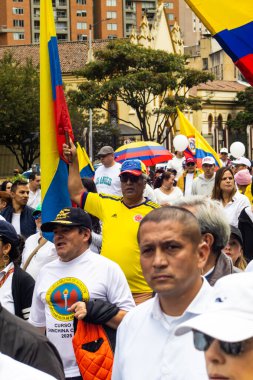 Bogota, Kolombiya - 15 Haziran 2025. Bogota 'daki Sessizlik Yürüyüşü, suikast girişiminde bulunan başkan adayı Miguel Uribe Turbay' ın iyileşmesi için dua ediyor..