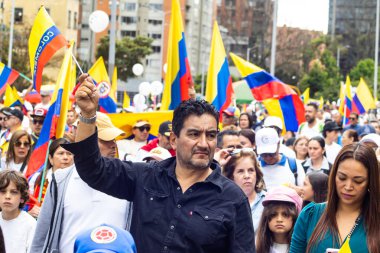 Bogota, Kolombiya - 15 Haziran 2025. Bogota 'daki Sessizlik Yürüyüşü, suikast girişiminde bulunan başkan adayı Miguel Uribe Turbay' ın iyileşmesi için dua ediyor..