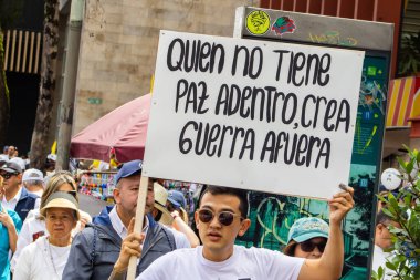 Bogota, Kolombiya - 15 Haziran 2025. Bogota 'daki Sessizlik Yürüyüşü, suikast girişiminde bulunan başkan adayı Miguel Uribe Turbay' ın iyileşmesi için dua ediyor..