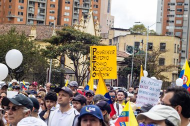 Bogota, Kolombiya - 15 Haziran 2025. Bogota 'daki Sessizlik Yürüyüşü, suikast girişiminde bulunan başkan adayı Miguel Uribe Turbay' ın iyileşmesi için dua ediyor..