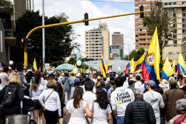 Bogota, Kolombiya - 15 Haziran 2025. Bogota 'daki Sessizlik Yürüyüşü, suikast girişiminde bulunan başkan adayı Miguel Uribe Turbay' ın iyileşmesi için dua ediyor..