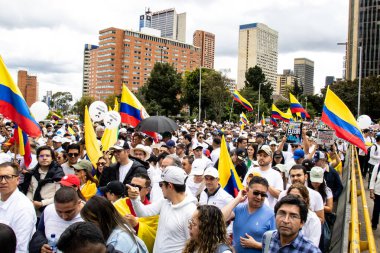 Bogota, Kolombiya - 15 Haziran 2025. Bogota 'daki Sessizlik Yürüyüşü, suikast girişiminde bulunan başkan adayı Miguel Uribe Turbay' ın iyileşmesi için dua ediyor..