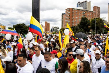 Bogota, Kolombiya - 15 Haziran 2025. Bogota 'daki Sessizlik Yürüyüşü, suikast girişiminde bulunan başkan adayı Miguel Uribe Turbay' ın iyileşmesi için dua ediyor..
