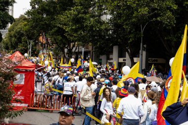 Bogota, Kolombiya - 15 Haziran 2025. Bogota 'daki Sessizlik Yürüyüşü, suikast girişiminde bulunan başkan adayı Miguel Uribe Turbay' ın iyileşmesi için dua ediyor..