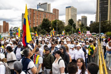 Bogota, Kolombiya - 15 Haziran 2025. Bogota 'daki Sessizlik Yürüyüşü, suikast girişiminde bulunan başkan adayı Miguel Uribe Turbay' ın iyileşmesi için dua ediyor..