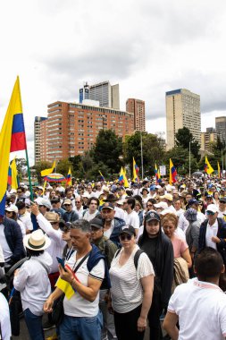 Bogota, Kolombiya - 15 Haziran 2025. Bogota 'daki Sessizlik Yürüyüşü, suikast girişiminde bulunan başkan adayı Miguel Uribe Turbay' ın iyileşmesi için dua ediyor..