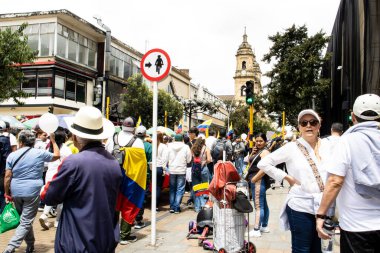 Bogota, Kolombiya - 15 Haziran 2025. Bogota 'daki Sessizlik Yürüyüşü, suikast girişiminde bulunan başkan adayı Miguel Uribe Turbay' ın iyileşmesi için dua ediyor..