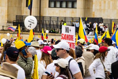 Bogota, Kolombiya - 15 Haziran 2025. Bogota 'daki Sessizlik Yürüyüşü, suikast girişiminde bulunan başkan adayı Miguel Uribe Turbay' ın iyileşmesi için dua ediyor..