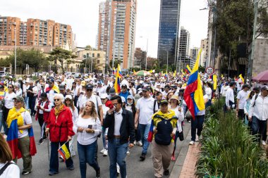 Bogota, Kolombiya - 15 Haziran 2025. Bogota 'daki Sessizlik Yürüyüşü, suikast girişiminde bulunan başkan adayı Miguel Uribe Turbay' ın iyileşmesi için dua ediyor..