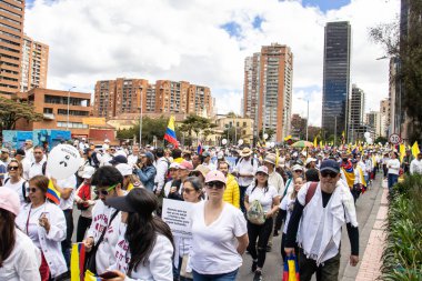 Bogota, Kolombiya - 15 Haziran 2025. Bogota 'daki Sessizlik Yürüyüşü, suikast girişiminde bulunan başkan adayı Miguel Uribe Turbay' ın iyileşmesi için dua ediyor..