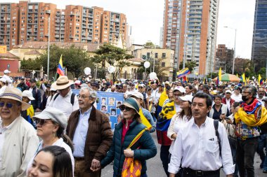 Bogota, Kolombiya - 15 Haziran 2025. Bogota 'daki Sessizlik Yürüyüşü, suikast girişiminde bulunan başkan adayı Miguel Uribe Turbay' ın iyileşmesi için dua ediyor..