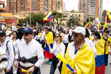 Bogota, Kolombiya - 15 Haziran 2025. Bogota 'daki Sessizlik Yürüyüşü, suikast girişiminde bulunan başkan adayı Miguel Uribe Turbay' ın iyileşmesi için dua ediyor..