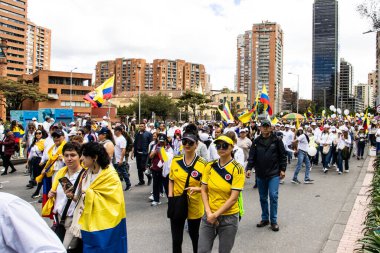 Bogota, Kolombiya - 15 Haziran 2025. Bogota 'daki Sessizlik Yürüyüşü, suikast girişiminde bulunan başkan adayı Miguel Uribe Turbay' ın iyileşmesi için dua ediyor..