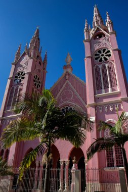 Jerico 'nun pembe kilisesi. Azize Ana Laura 'nın tapınağı. Meryem 'in Kalbi Cemaati. Jerico 'nun miras kasabası Kolombiya' da Antioquia Bölümü 'nde yer almaktadır..