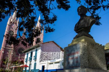 Jerico, Kolombiya - 16 Ocak 2024. Santiago Santamaria Bermudez 'in Kolombiya' daki Antioquia Bölümü 'ndeki Jerico Heritage Town' un kurucusu anıtı. Azize Ana Laura 'nın tapınağı. Meryem 'in Yüreği Kilisesi. 