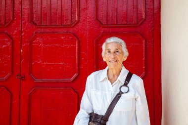 Kolombiya 'daki Antioquia Bölümü' nde bulunan güzel Concepcion koloni kasabasında kıdemli bir kadın..