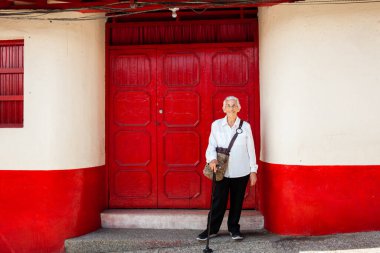 Kolombiya 'daki Antioquia Bölümü' nde bulunan güzel Concepcion koloni kasabasında kıdemli bir kadın..