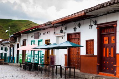 Concepcion, Kolombiya - 20 Ocak 2024. Antioquia, Kolombiya 'daki güzel sömürge kasabası Concepcion' daki Jose Maria Cordova Parkı etrafındaki binalar.