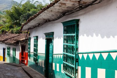 Antioquia, Kolombiya 'daki sömürge şehri Concepcion' un güzel sokakları ve dağları.