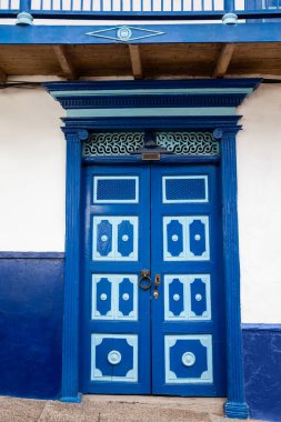 Antioquia, Kolombiya 'nın sömürge şehri Concepcion' un güzel sokaklarındaki mavi antika kapı..