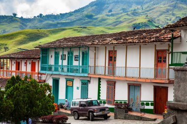 Concepcion, Kolombiya - 20 Ocak 2024. Jose Maria Cordova Parkı 'nın etrafındaki binalar ve Kolombiya' nın güzel sömürge şehri Concepcion 'daki kaynak dağları..