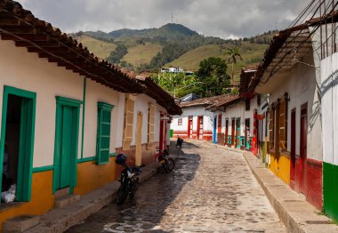 Antioquia, Kolombiya 'daki sömürge şehri Concepcion' un güzel sokakları ve dağları.