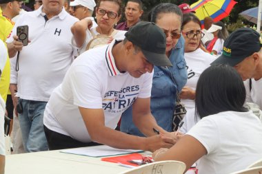 Cali, Kolombiya - 7 Ağustos 2025. Alvaro Uribe Velez 'e ve Cali' deki Kolombiya demokrasisine büyük destek yürüyüşü.