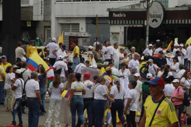 Cali, Kolombiya - 7 Ağustos 2025. Alvaro Uribe Velez 'e ve Cali' deki Kolombiya demokrasisine büyük destek yürüyüşü.